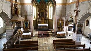 Links und rechts vom Hauptaltar der Johanneskirche sowie in beiden Seitenschiffen befinden sich insgesamt vier Seitenaltäre.
