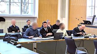 Sind die Angeklagten nur Laufburschen eines „Tschetschenen“ der sich auf „Schutzgelderpressung“ spezialisiert hat? Ein Zeuge behauptet, das „ist, was die Stadt flüstert“. Sind die Angeklagten nur Laufburschen eines „Tschetschenen“ der sich auf „Schutzgelderpressung“ spezialisiert hat? Ein Zeuge behauptet, das „ist, was die Stadt flüstert“.