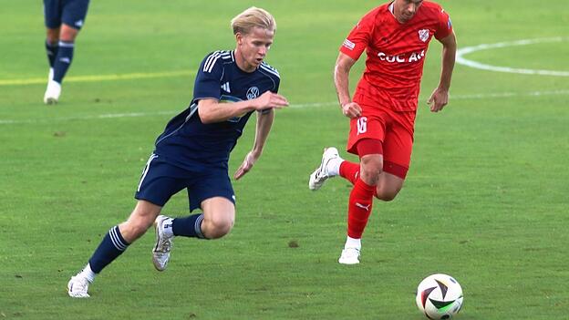 Mit breiter Brust: Die SpVgg Landshut um Simon Kirmeier (links) will den Schwung aus dem bockstarken Saisonstart mitnehmen und auch beim FC Ismaning punkten.