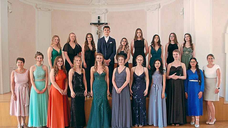 18 junge Damen und ein junger Herr durften sich am Gymnasium Seligenthal &uuml;ber die Abiturnote von 1,5 oder besser freuen. Schulleiterin Ursula Weger (links) und Oberstufenkoordinatorin Kathrin Zierer freuten sich mit ihren (nun ehemaligen) Sch&uuml;tzlingen.