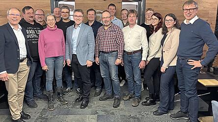 Die Kandidaten der CSU/Parteifreie Wähler mit dem CSU-Landratskandidaten Michael Multerer (vorne, 3.v.l.) Die Kandidaten der CSU/Parteifreie Wähler mit dem CSU-Landratskandidaten Michael Multerer (vorne, 3.v.l.)