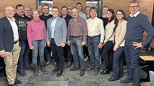 Die Kandidaten der CSU/Parteifreie W&auml;hler mit dem CSU-Landratskandidaten Michael Multerer (vorne, 3.v.l.)