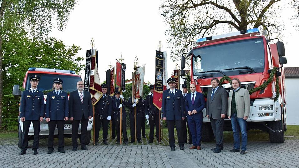 Bei der Florianifeier der FFW Landshut am Samstag wurden feierlich zwei neue Fahrzeuge übergeben. Bei der Florianifeier der FFW Landshut am Samstag wurden feierlich zwei neue Fahrzeuge übergeben.