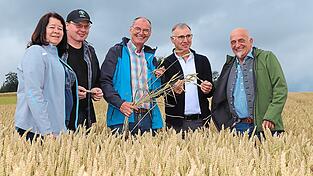 Bei der diesjährigen Erntepressefahrt (v. l.): Kreisbäuerin Elisabeth Mayerhofer, stellvertretender BBV-Kreisobmann Georg Schmid, Anton Mitterer (AELF), Landwirt Lorenz Sixt und BBV-Kreisobmann Ralf Huber. Bei der diesjährigen Erntepressefahrt (v. l.): Kreisbäuerin Elisabeth Mayerhofer, stellvertretender BBV-Kreisobmann Georg Schmid, Anton Mitterer (AELF), Landwirt Lorenz Sixt und BBV-Kreisobmann Ralf Huber.