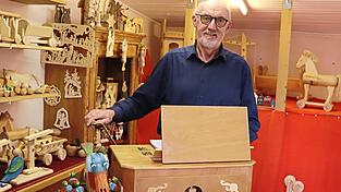 In der Doppelgarage, wenige Schritte vom Haus entfernt, lagert Hans Killermann selbst gemachtes Holzspielzeug - und seine Drehorgel.
