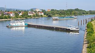 Die 110 Meter lange 'Fairplay' hatte sich in der Regensburger Donau auf Höhe Schwabelweis festgefahren. Nun ist er wieder frei.