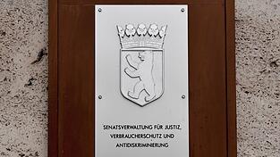 Die Gerichtsvollzieher des Landes Berlin sollen stich- und schusssichere Schutzwesten erhalten. (Symbolbild)