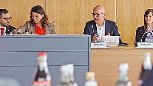 Der Jugendhilfeausschuss tagte zum letzten Mal in dieser Amtsperiode. Johann G&ouml;tz, der neue Kreisjugendamtsleiter (Mitte), stellte sich vor.