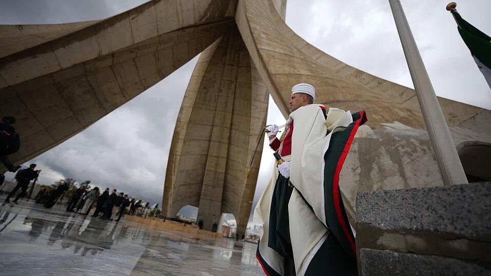 Der erste Weg führte den Papst in Algier zu einem Denkmal. Der erste Weg führte den Papst in Algier zu einem Denkmal.