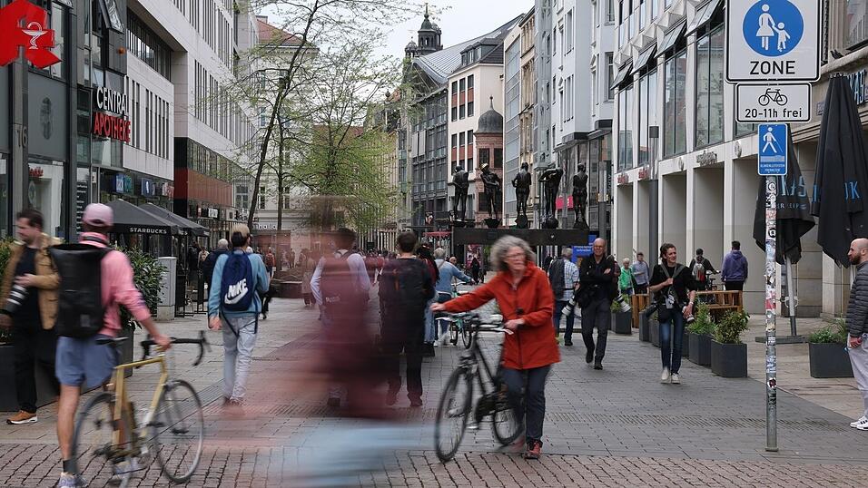 Die Stadt Leipzig will die von der Amokfahrt betroffene Einkaufsstra&szlig;e besser gegen das Befahren von Fahrzeugen sichern.