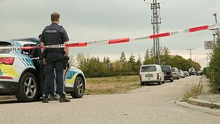 Ein Autofahrer hat einen Polizisten angefahren.