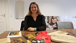 Vor drei Jahren gründete Sandy Gruber die Selbsthilfegruppe „Helden in Strumpfhosen“. Mittlerweile sind vier weitere Gruppen und ein Schulprojekt hinzugekommen. Vor drei Jahren gründete Sandy Gruber die Selbsthilfegruppe „Helden in Strumpfhosen“. Mittlerweile sind vier weitere Gruppen und ein Schulprojekt hinzugekommen.