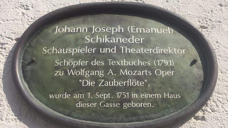 Dieses Schild weist auf das Geburtshaus Schikaneders hin.