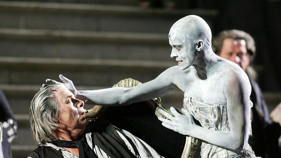 2005 spielt Ulrike Folkerts (rechts) im 'Jedermann' bei den Salzburger Festspielen den Tod an der Seite von Peter Sominischek. 2005 spielt Ulrike Folkerts (rechts) im 'Jedermann' bei den Salzburger Festspielen den Tod an der Seite von Peter Sominischek.