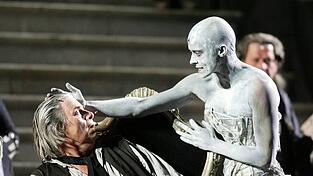 2005 spielt Ulrike Folkerts (rechts) im 'Jedermann' bei den Salzburger Festspielen den Tod an der Seite von Peter Sominischek.