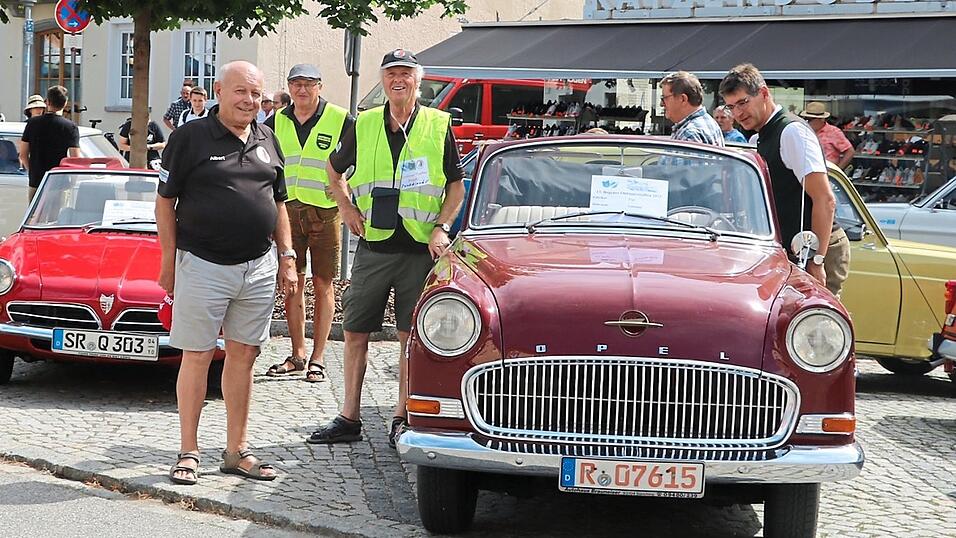Die Verantwortlichen vom MSC Straubing (l.) freuten sich mit dem stellvertretenden Bürgermeister der Stadt Bogen, Josef Fisch (r.) über den Zuspruch beim Oldtimertreffen. Die Verantwortlichen vom MSC Straubing (l.) freuten sich mit dem stellvertretenden Bürgermeister der Stadt Bogen, Josef Fisch (r.) über den Zuspruch beim Oldtimertreffen.