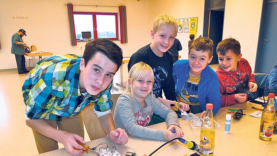Nicolas beim Elektrobasteln...