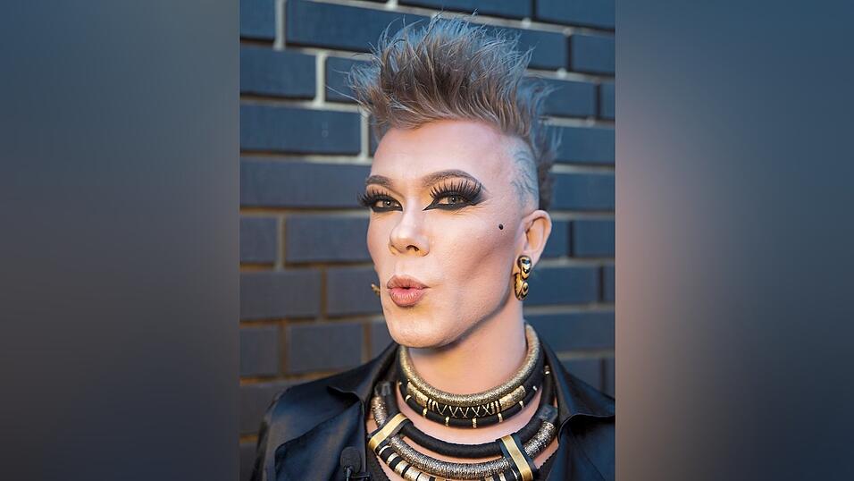 Veuve Noire ist eine queere Person - laut Duden beschreibt das Wort eine Person, die 'in der Geschlechts-identit&auml;t von einer gesellschaftlich verbreiteten heterosexuellen Norm' abweicht.