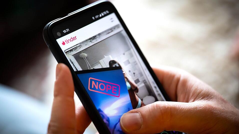 Das berühmte Swipen: die Dating-App Tinder auf einem Smartphone. (Archivbild) Das berühmte Swipen: die Dating-App Tinder auf einem Smartphone. (Archivbild)