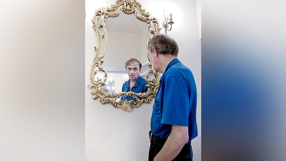 'Sechsundvierzig Jahre alt, breitschultrig, mit virilen, markanten Gesichtsz&uuml;gen': Michel Houellebecq hat mit seinem Protagonisten wenig gemein.