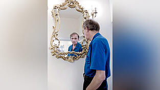 'Sechsundvierzig Jahre alt, breitschultrig, mit virilen, markanten Gesichtsz&uuml;gen': Michel Houellebecq hat mit seinem Protagonisten wenig gemein.