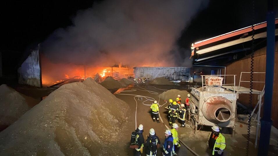 Ein größeres Aufgebot der Feuerwehr war seit dem frühen Dienstagmorgen auf dem Anwesen im Einsatz. (Symbolbild)