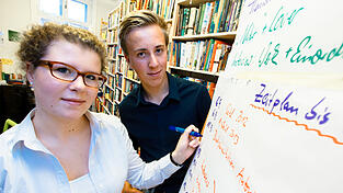 Kerrin (links) und Bjarne (rechts) entscheiden beim Jugendbuchpreis 2012 mit. (Foto: dpa) Kerrin (links) und Bjarne (rechts) entscheiden beim Jugendbuchpreis 2012 mit. (Foto: dpa)