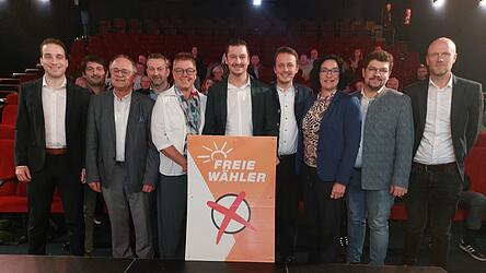 Die amtierenden Bürgermeister, die bereits nominierten Bürgermeisterkandidaten und MdL Julian Preidl (Vierter von rechts) stärken ihrem Landratskandidaten Christian Schindler (Fünfter von rechts) den Rücken.