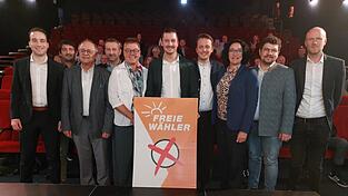 Die amtierenden Bürgermeister, die bereits nominierten Bürgermeisterkandidaten und MdL Julian Preidl (Vierter von rechts) stärken ihrem Landratskandidaten Christian Schindler (Fünfter von rechts) den Rücken. Die amtierenden Bürgermeister, die bereits nominierten Bürgermeisterkandidaten und MdL Julian Preidl (Vierter von rechts) stärken ihrem Landratskandidaten Christian Schindler (Fünfter von rechts) den Rücken.