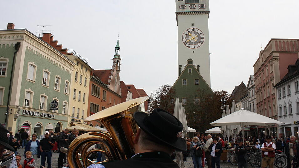 Die Bluval-Klangwolke schwebte am Samstag über Straubing. Die Bluval-Klangwolke schwebte am Samstag über Straubing.