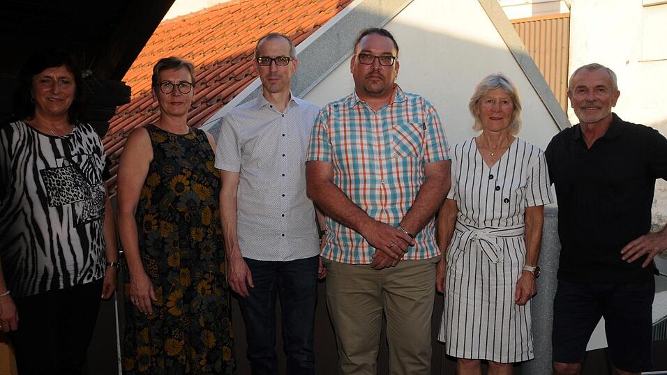 Die neugewählte Vorstandschaft mit (von links) Alexandra Plechinger, Bürgermeisterin Heike Aichner, Manfred Niedl, dem neuen Museumsleiter Daniel Lang, Helga Pritzl und Vorsitzendem Dr. Ludwig Husty. Die neugewählte Vorstandschaft mit (von links) Alexandra Plechinger, Bürgermeisterin Heike Aichner, Manfred Niedl, dem neuen Museumsleiter Daniel Lang, Helga Pritzl und Vorsitzendem Dr. Ludwig Husty.
