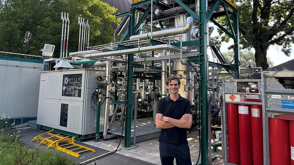 Christian Großhauser vor seiner „BioFarm“ und einem der SER Faultürme. Christian Großhauser vor seiner „BioFarm“ und einem der SER Faultürme.