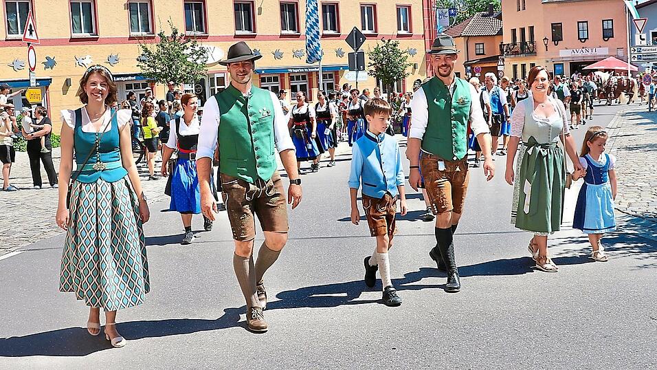 Die beiden neuen Festwirte Michael Mühlbauer junior (links) und Markus Späth mit ihren Gattinnen Kerstin und Sonja. Die beiden neuen Festwirte Michael Mühlbauer junior (links) und Markus Späth mit ihren Gattinnen Kerstin und Sonja.