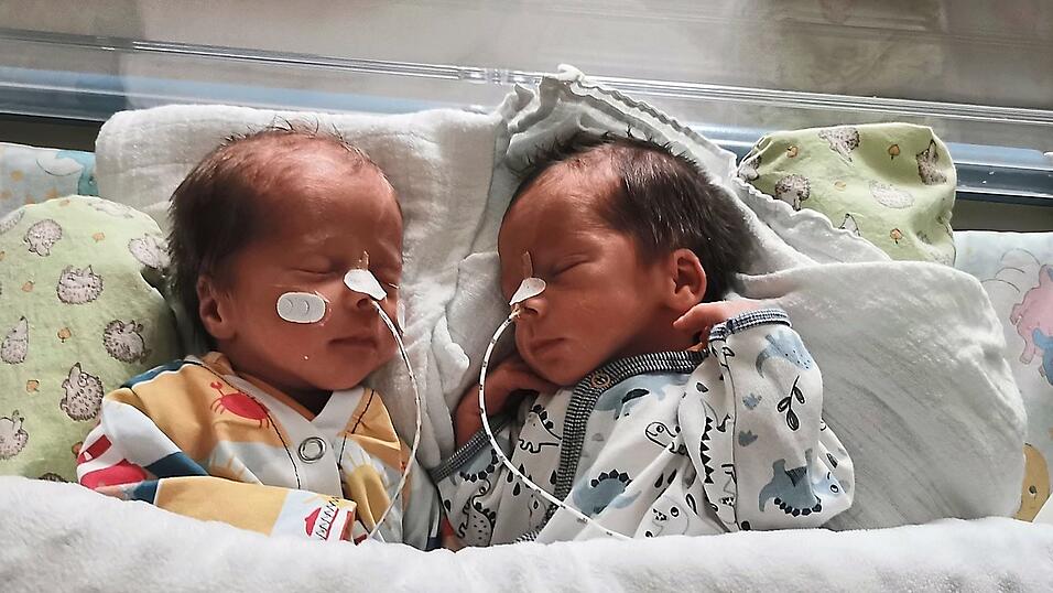 Mit nicht einmal 2 000 Gramm kamen Paul und Lio Anfang Oktober im Donau-Isar-Klinikum Deggendorf auf die Welt. Und schon knapp drei Jahre vorher hatte die Mama eine Frühchengeburt. 'Der Bunte Kreis war das Beste, was uns in dieser Situation passieren konnte', sagt sie. Mit nicht einmal 2 000 Gramm kamen Paul und Lio Anfang Oktober im Donau-Isar-Klinikum Deggendorf auf die Welt. Und schon knapp drei Jahre vorher hatte die Mama eine Frühchengeburt. 'Der Bunte Kreis war das Beste, was uns in dieser Situation passieren konnte', sagt sie.