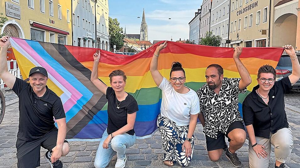 Sie wollen sich auf keinen Fall ihren CSD am 5. Juli vermiesen lassen: Alexander Irmisch (von links), Bianca Sch&uuml;tz, Melanie F&ouml;llmer, Denis D&ouml;hler und Sabine Jokuschies vom Verein Queeres Regensburg.