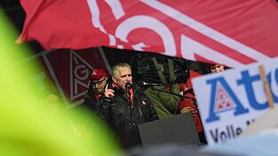 Horst Ott, Verhandlungsführer und Bezirksleiter der Gewerkschaft IG Metall Bayern, spricht auf einer Kundgebung am Fischmarkt in Hamburg.