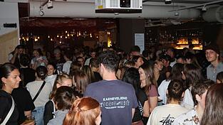 Trotz der ungew&ouml;hnlichen Zeit haben sich knapp 200 Menschen im Degginger versammelt, um gemeinsam zu Techno-Musik zu feiern. F&uuml;r viele geht es danach direkt weiter in die Arbeit oder an die Universit&auml;t.