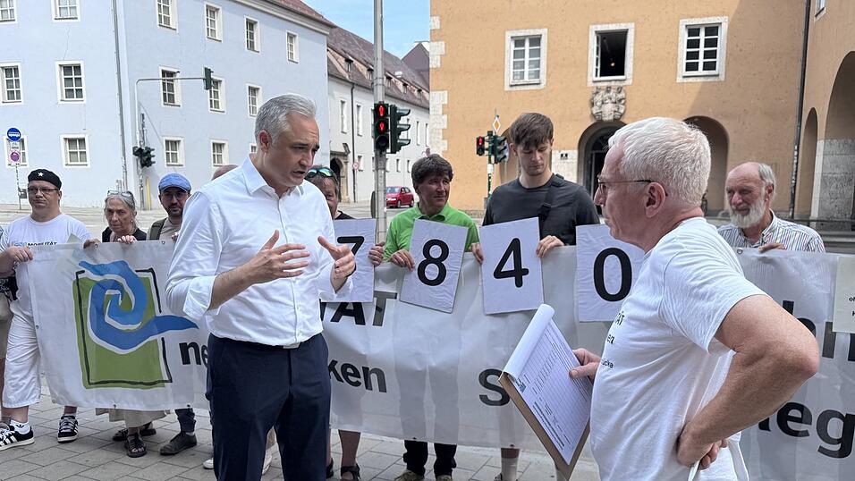OB Thomas Burger und Wolfgang Bogie von der BI Mobilit&auml;t neu denken. Am Banner standen auch Koalitionsmitglieder.