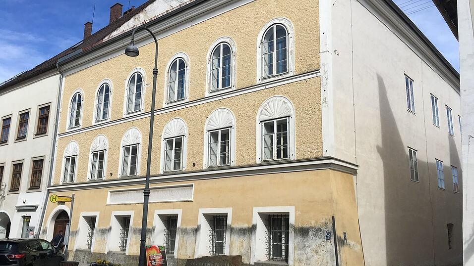 Adolf Hitlers Geburtshaus in Braunau am Inn - Zustand vor dem Umbau - ist jetzt eine Polizeistation. Adolf Hitlers Geburtshaus in Braunau am Inn - Zustand vor dem Umbau - ist jetzt eine Polizeistation.
