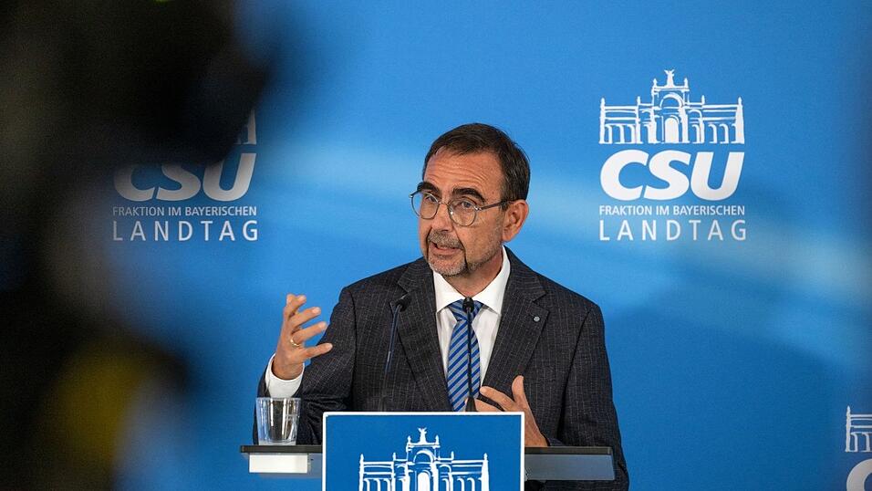 Der Chef der bayerischen CSU-Landtagsfraktion, Klaus Holetschek, hat den Kanzler-Vorschlag zu einer Zusammenf&uuml;hrung von privater und gesetzlicher Krankenversicherung abgelehnt.