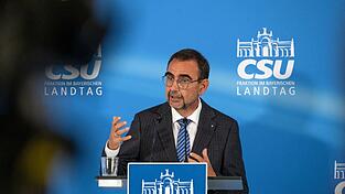Der Chef der bayerischen CSU-Landtagsfraktion, Klaus Holetschek, hat den Kanzler-Vorschlag zu einer Zusammenführung von privater und gesetzlicher Krankenversicherung abgelehnt. Der Chef der bayerischen CSU-Landtagsfraktion, Klaus Holetschek, hat den Kanzler-Vorschlag zu einer Zusammenführung von privater und gesetzlicher Krankenversicherung abgelehnt.