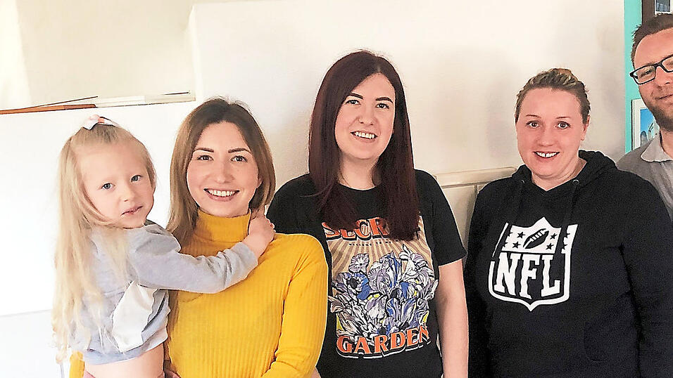 Nadiia mit ihrer Tochter und Olha Mokii zusammen mit Kathrin und Markus B&ouml;se: 'Ich dachte, dass es in der zivilisierten Welt keinen Krieg geben k&ouml;nnte', sagt Nadiia.