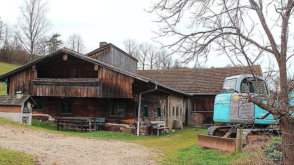 So sieht das Haus momentan aus. Vorne ist die Stube untergebracht, in den Stall sollen Wohnbereich und Ferienwohnung kommen.
