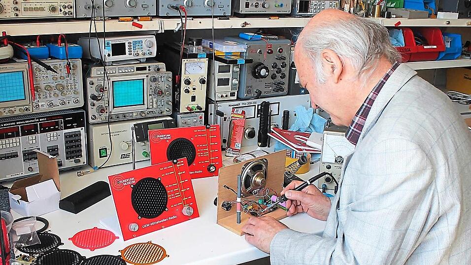 Physiker J&uuml;rgen Putzger, Beisitzer im Museums-F&ouml;rderverein, arbeitet an einem Prototypen des von ihm f&uuml;r das Museum entwickelten UKW-MW-Radios.