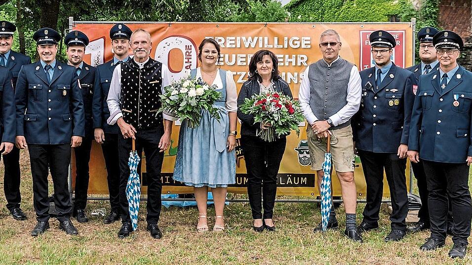 Die FFW Hetzmannsdorf freut sich, dass die Honoratioren zugesagt haben: Festbraut ist Theresa Kestler (Sechste von rechts), Ehrenschirmherr Matthias Zwicknagl (Siebter von rechts) und Schirmherr Johnny Balk (Vierter von rechts), hier mit seiner Frau Claudia (Fünfte von rechts). Die FFW Hetzmannsdorf freut sich, dass die Honoratioren zugesagt haben: Festbraut ist Theresa Kestler (Sechste von rechts), Ehrenschirmherr Matthias Zwicknagl (Siebter von rechts) und Schirmherr Johnny Balk (Vierter von rechts), hier mit seiner Frau Claudia (Fünfte von rechts).