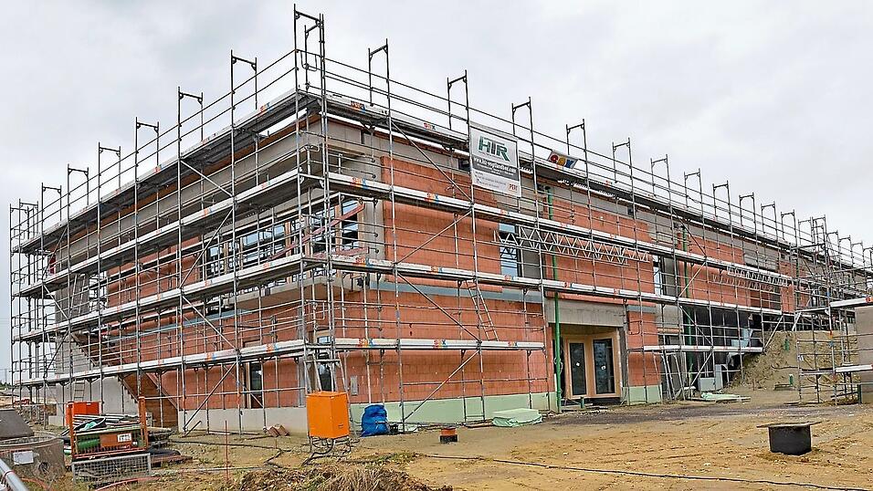 Beim Neubau des Kinderhauses sind die Rohbau-Arbeiten überwiegend abgeschlossen, aktuell läuft der Innenausbau. Beim Neubau des Kinderhauses sind die Rohbau-Arbeiten überwiegend abgeschlossen, aktuell läuft der Innenausbau.