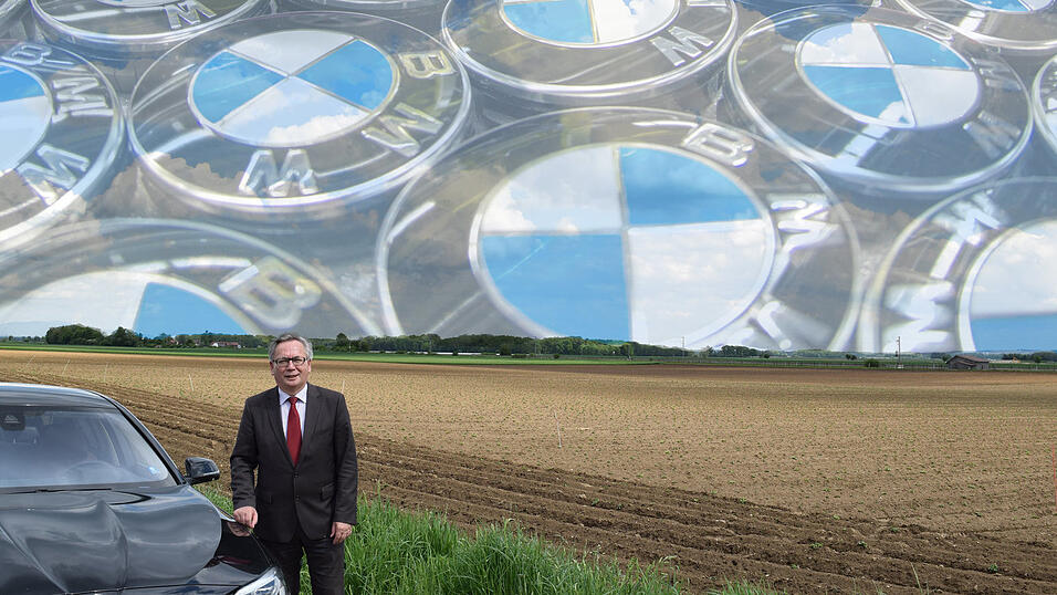 Der Wallersdorfer Bürgermeister Ottmar Hirschbichler, selbst BMW-Fahrer, freut sich über den Zuschlag. (Foto: Christine Schmerbeck, dpa; Montage: idowa) Der Wallersdorfer Bürgermeister Ottmar Hirschbichler, selbst BMW-Fahrer, freut sich über den Zuschlag. (Foto: Christine Schmerbeck, dpa; Montage: idowa)