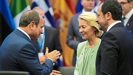 Der &auml;gyptische Pr&auml;sident Abdel Fattah al-Sisi (l.) unterh&auml;lt sich auf dem Gipfeltreffen mit EU-Kommissionspr&auml;sidentin Ursula von der Leyen (CDU) und dem zypriotischen Pr&auml;sidenten Nikos Christodoulides.