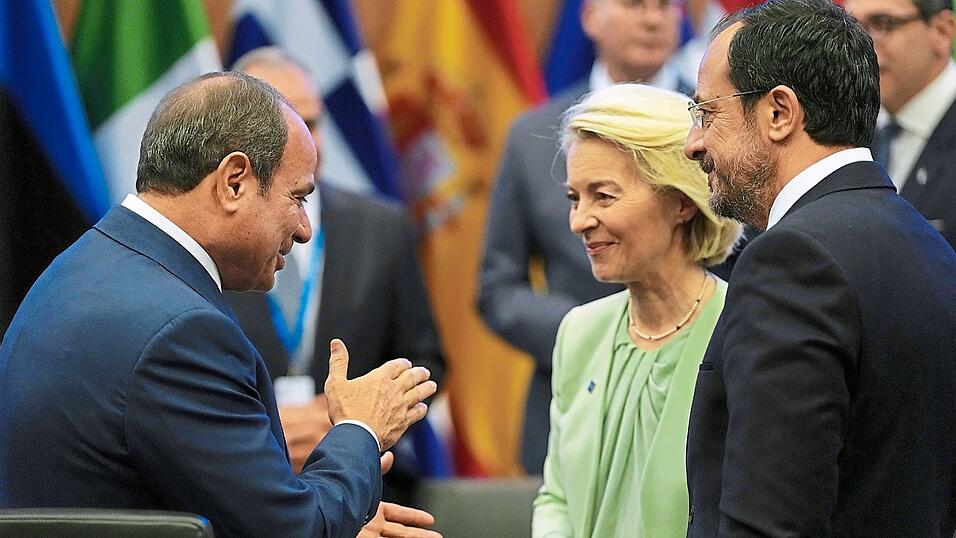 Der &auml;gyptische Pr&auml;sident Abdel Fattah al-Sisi (l.) unterh&auml;lt sich auf dem Gipfeltreffen mit EU-Kommissionspr&auml;sidentin Ursula von der Leyen (CDU) und dem zypriotischen Pr&auml;sidenten Nikos Christodoulides.
