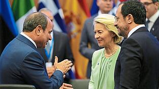 Der &auml;gyptische Pr&auml;sident Abdel Fattah al-Sisi (l.) unterh&auml;lt sich auf dem Gipfeltreffen mit EU-Kommissionspr&auml;sidentin Ursula von der Leyen (CDU) und dem zypriotischen Pr&auml;sidenten Nikos Christodoulides.